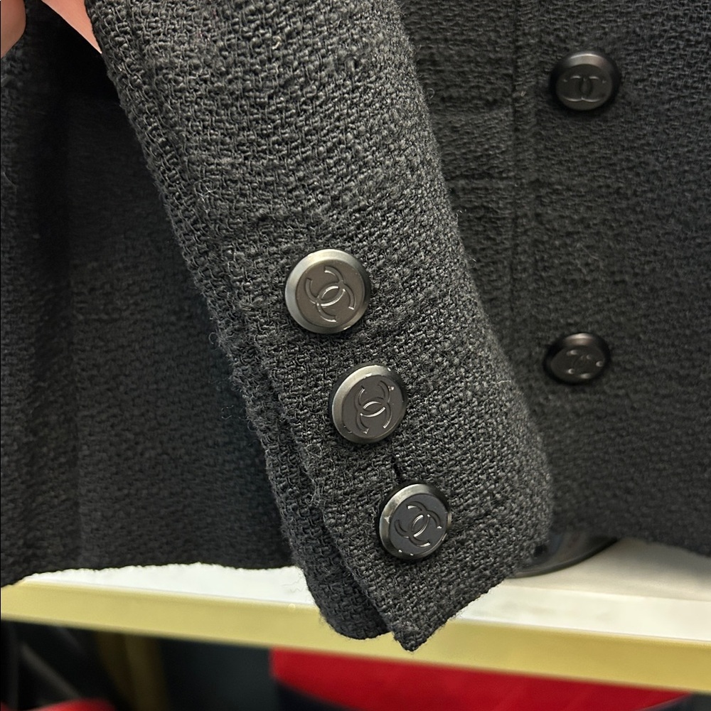 Chanel Boutique Vintage 1998 Black Cropped Wool Bouclé Jacket | CC Buttons FR 40 - Picture 8 of 9